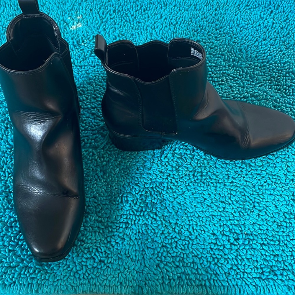 Mini black leather boots with heels